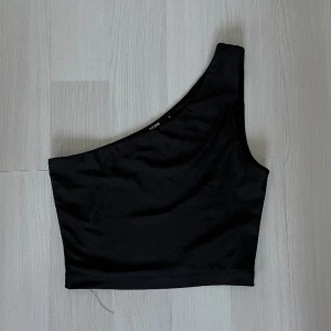 Svart topp - Svart/svartglittrig topp som är jättefin till fest eller vardags. Använd fåtal gånger