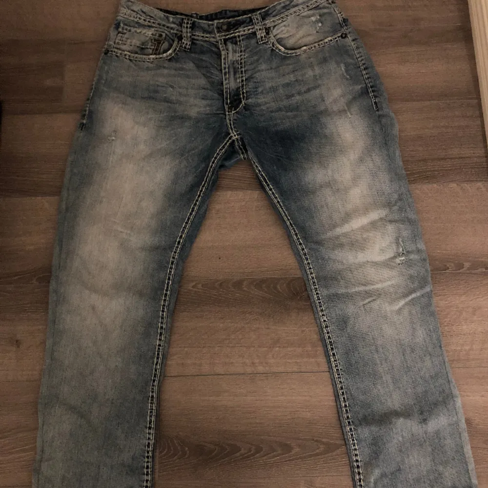 Använder inte dessa Buffalo jeans längre och jag behöver pengar, är i perfekt sikt har inte alls använts mycket . Jeans & Byxor.