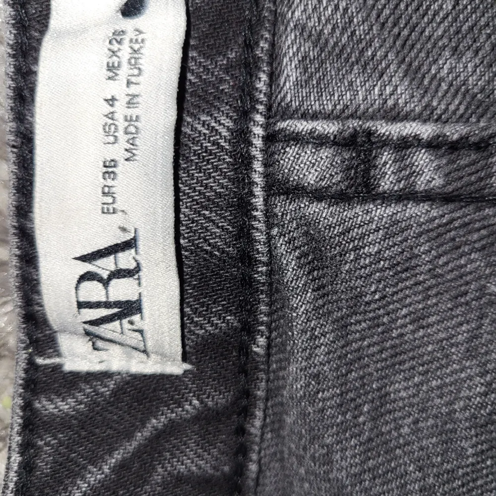 Säljer mina svarta lågmidjade jeans från zara!💞💞 Köpte för 350kr så säljer dessa nu för 200kr! Det står 36 men skulle säga att de passar ca 34. Kan skicka fler bilder privat💝💝. Jeans & Byxor.