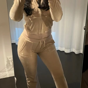 Juicy set  - Använd 1 gång, som ny. Säljs endast som set, inte separat. Byxor i xs och överdel i s