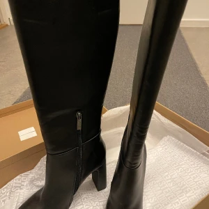 stövlar  - Helt nya stövlar stån steve madden använd bara 1 gång… storlek 37  köpt för 1800kr säljer för 1100kr