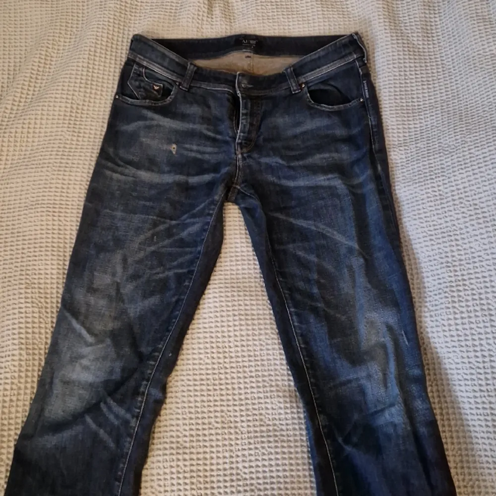 Raka låg/mid midjade Armani Jeans Storlek 30, passar en strl 36-38 💓  I begagnat skick men har mycket kvar att ge! Supermjuka och bekväma, absolut inte stela.. Jeans & Byxor.