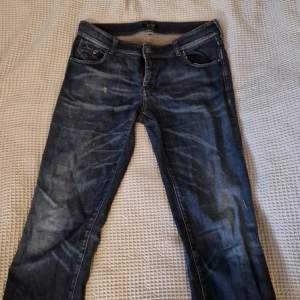 Raka låg/mid midjade Armani Jeans Storlek 30, passar en strl 36-38 💓  I begagnat skick men har mycket kvar att ge! Supermjuka och bekväma, absolut inte stela.