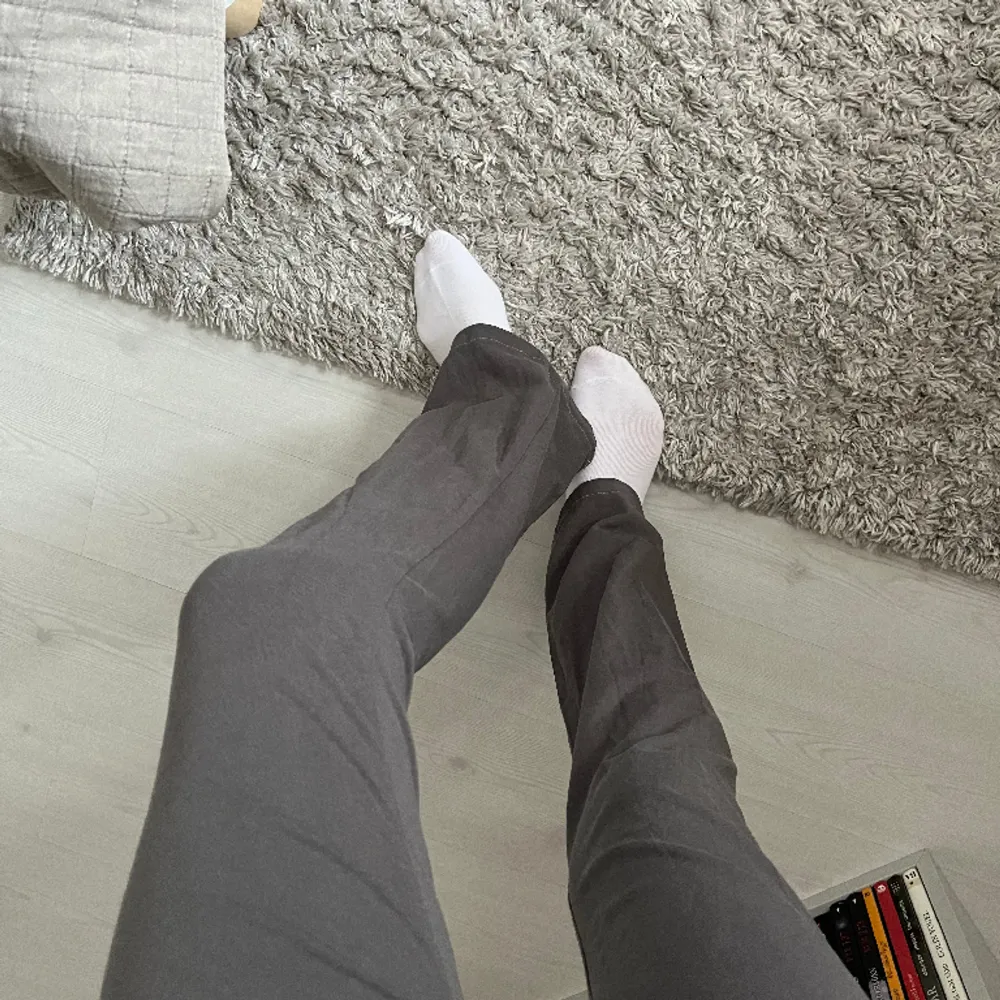 Yoga pants från Nelly, storlek xs💗Säljer då dem inte kommer till andvändning, ny skick! Den är i mörkare grå och sitter fint på någon som är S. 300kr nypris!. Jeans & Byxor.