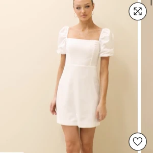 Studentklänning - Supersöt klänning, passar perfekt som studentklänning. Från Nelly, storlek 36 🥰