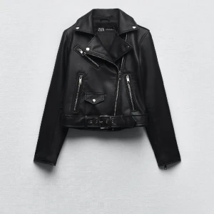 Zara skinnjacka❣️ - Säljer min skinnjacka i riktigt bra skick❣️säljer pågrund av att den ej kommer till användning💕Nypris ligger på 559kr mitt pris är 300kr💗köparen står för frakten, kontakta mig vid funderingar eller bilder ❤️