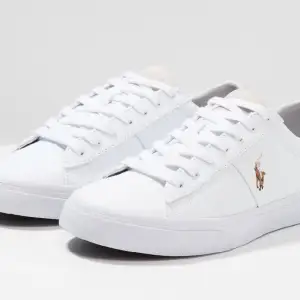 Säljer mina Ralph Lauren skor pga för små, använda väldigt få gånger. Kom privat för egna bilder💞💞 Pris kan diskuteras!!💕