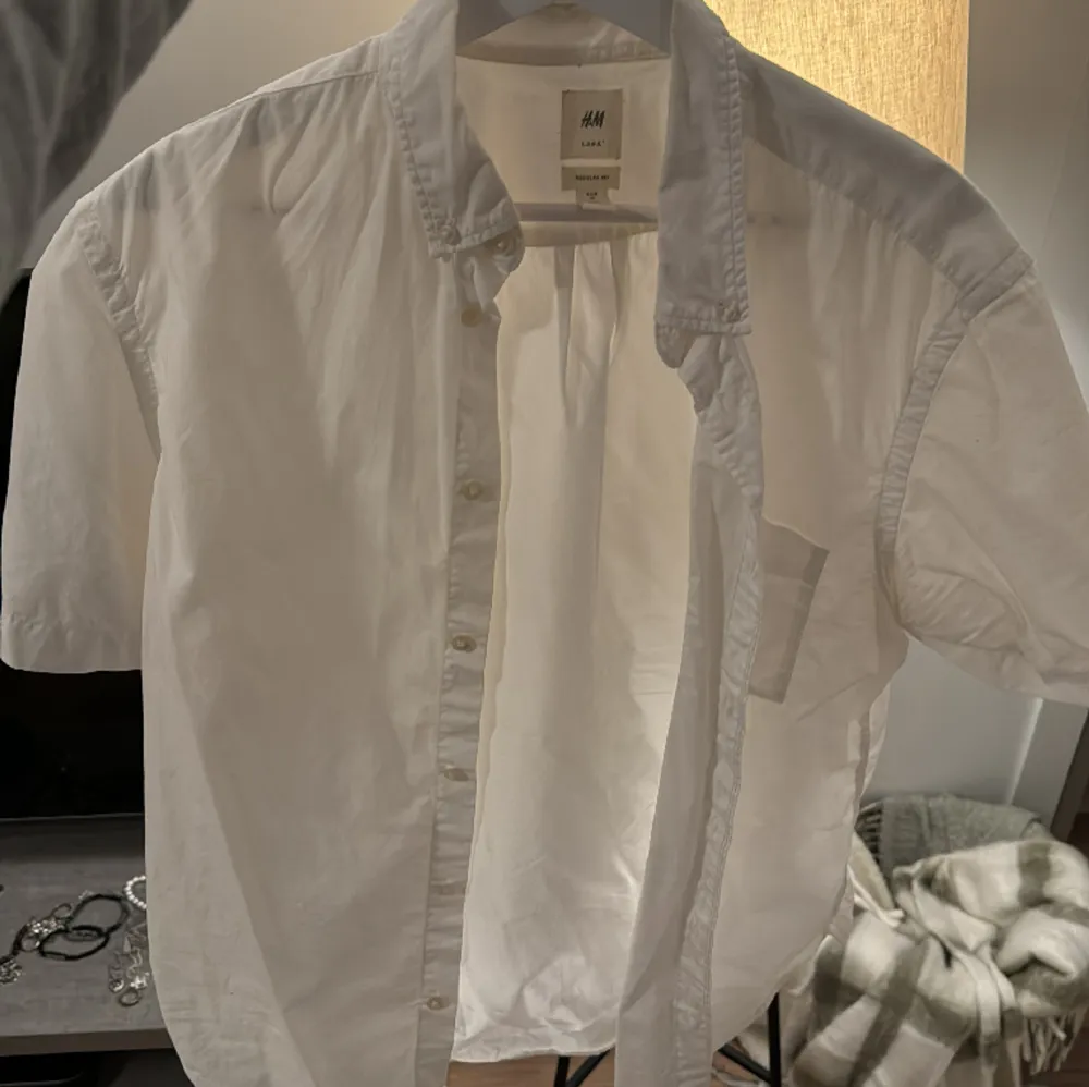 Kortärmad vit skjorta från H&M. Storlek M. True to size. Använd kanske 2 gånger så i princip ny. 🤍. Skjortor.