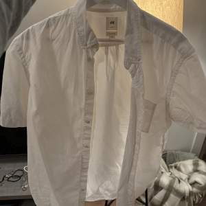 Kortärmad vit skjorta från H&M. Storlek M. True to size. Använd kanske 2 gånger så i princip ny. 🤍