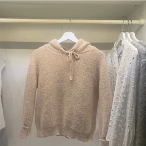 Stickad hoodie  - Hej fina!💕 säljer denne super fina stickade hoodien då jag tycker att den va lite liten den är köpt här på Plick vet dock inte storlek eller varumärke men skulle tippa på xs❤️