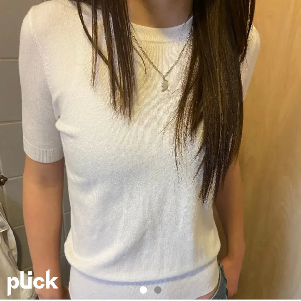 (Lånad bild) Jättefin tröja från zara, säljer pga att den är lite förstor 💕 Storlek S. T-shirts.