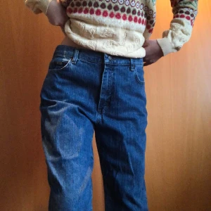 Vintage Lee jeans - ”Relaxed straight leg” thriftade Lee jeans.