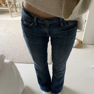 Jeans - Säljer dessa bootcut jeans från citizens of humanity. Det sitter ett snöre innanför byxorna, men inget man ser alls eftersom det är innanför och om man skulle vilja kan man ta bort det, skriv om ni har frågor. 