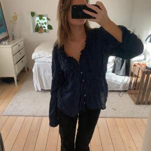 Marinblå blus i tunt material💕 storlek S, finns massor av mer fina blusar och lågmidjade jeans i min profil 