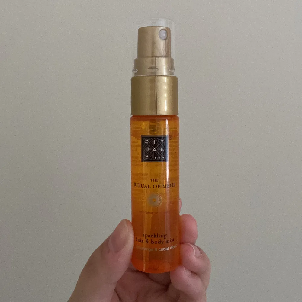 Säljer en hair & bodymist från Rituals i serien Mehr. Endast testat denna mist, men kände att den inte riktigt var min doft. Perfekt reseförpackning☀️🍊. Övrigt.