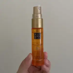 Säljer en hair & bodymist från Rituals i serien Mehr. Endast testat denna mist, men kände att den inte riktigt var min doft. Perfekt reseförpackning☀️🍊