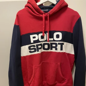 Ralph lauren Polo sport hoodie - Storlek Medium. Nypris ca.2000kr. Sparsamt använd.