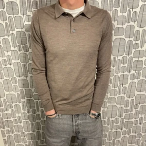 Massimo Dutti tröja  - Den är storlek m, väldigt bra skick. Jag säljer den för att jag knappt använder den.