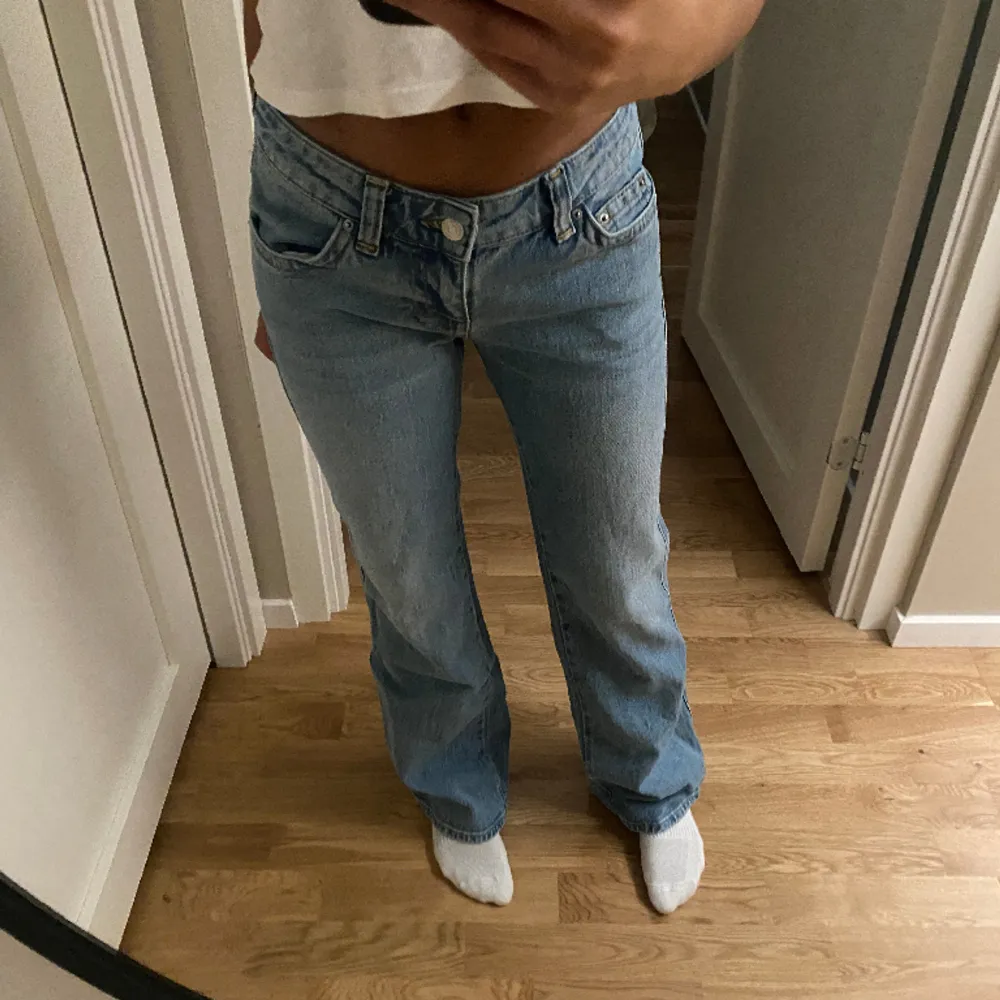 Säljer mina lågmidjade Bootcut jeans i storlek 34 då de var lite för stora. Säljer för 400, nypris 500. Endast andvända en gång. Skriv för fler bilder!❤️. Jeans & Byxor.