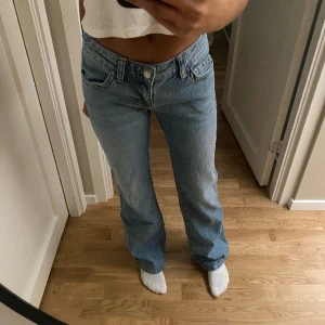 Lågmidjade Bootcut jeans - Säljer mina lågmidjade Bootcut jeans i storlek 34 då de var lite för stora. Säljer för 400, nypris 500. Endast andvända en gång. Skriv för fler bilder!❤️