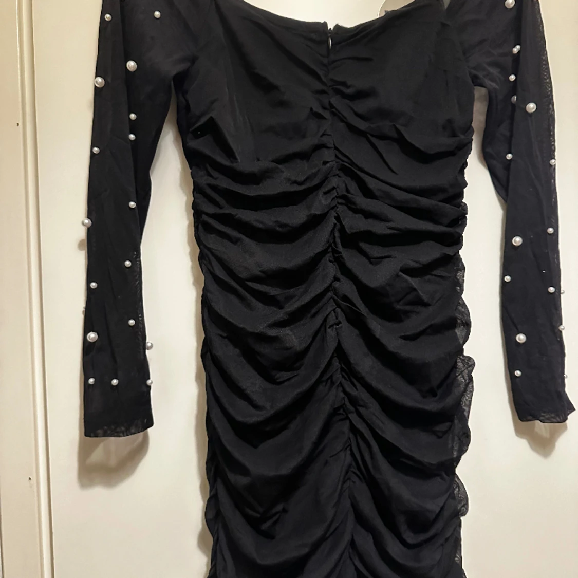 Festklänning med pärlor och rynk i mesh - 91