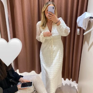 Vit klänning  - Säljer denna jätte fina vita kläningen från Gina tricot🤍 Perfekt till student eller midsommar!