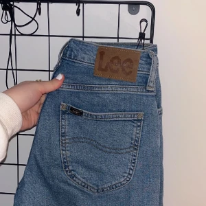 Lee jeans  - Använt dem ett fåtal gånger, dessa är låg/mid waist beroende på hur lång man är. I väldigt fint skick💗