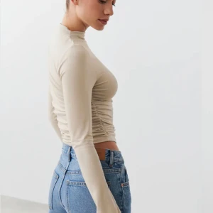 långärmad topp från Gina tricot 😍 - knappt använd, så fin till vardags och fest!