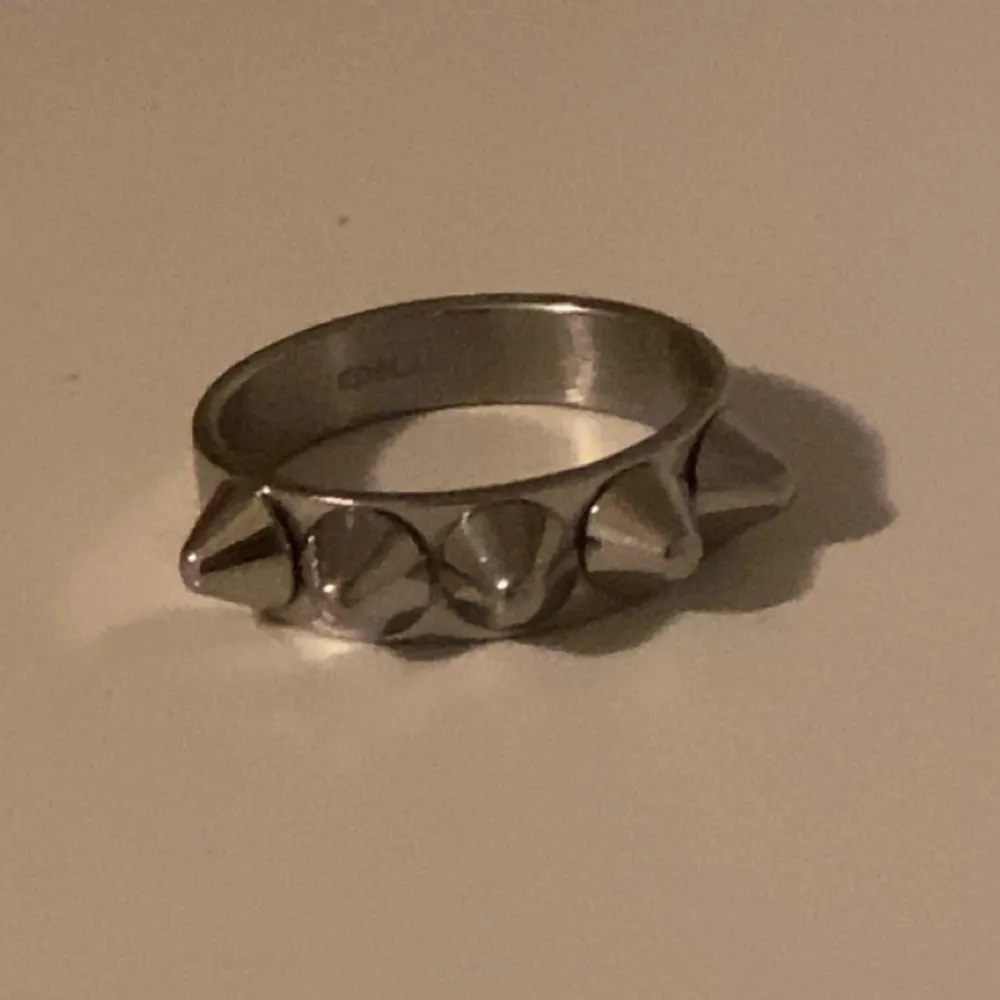 Supertrendig ring med nitar från Edblad  Storlek 17.5 mm. Accessoarer.
