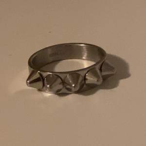 Supertrendig ring med nitar från Edblad  Storlek 17.5 mm