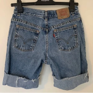 Levi’s 550 jeansshorts  - Sjukt snygga och trendiga jeansshorts😍 Midjemått är 76cm och shortsen är långa så går lätt att klippa av till önskad längd. Hör av er om ni är intresserade av mer info!❤️