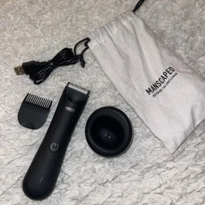 Manscaped Lawnmower 3.0  - En i princip ny Manscaped trimmer som är knappt använd, då jag har en annan trimmer som används mer. Superbra produkt som tyvärr mest ha legad i mitt skåp och varit oanvänd tyvärr. Laddare, trimmerhuvud och påse tillkommer.  (850 kr nypris)