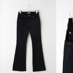 Säljer svarta Boutcut jeans. Skriv privat för fler bilder och intresse! 