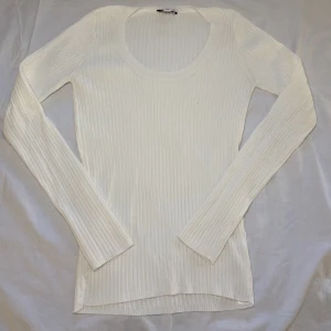 Långärmad tröja från topshop - En ribbad långärmad tröja från topshop i ny skick