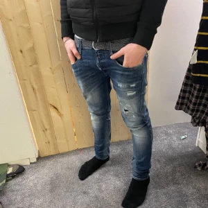 Replay anbass jeans - Säljer nu mina replay anbass jeans som är tvär feta och passar bra i sommar och vår.! Inga defekter utöver de som är gjort i fabrik med mening. Skick 8/10. Retail ligger på runt 1700-2000kr.