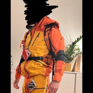 Peak performance  - Säljer min killes skidställ som använts enbart 1 vecka förra året, nyskick.  Storlek S i både jacka och byxor.  Nypris jacka 8900:-, byxor 7000:- 