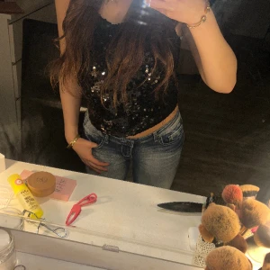 Festtopp med paljetter  - Svart topp med paljetter från bikbok i storlek Xs. Prefekt festtopp! 