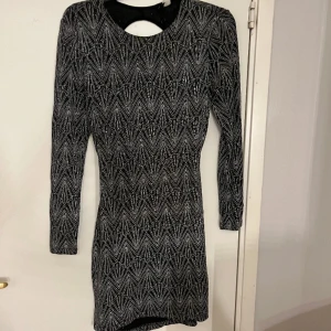 Glittrig mönstrad klänning - Fin klänning , väldigt stretchig , aldrig använd men köpt här på plick 