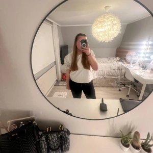 Topp från zara - Sååå snygg topp från zara med virkade ärmar🤍passar till festligare tillfällen och även vardagen. Storlek Xl men betydligt mycket mindre i storlek så passar en S/M.