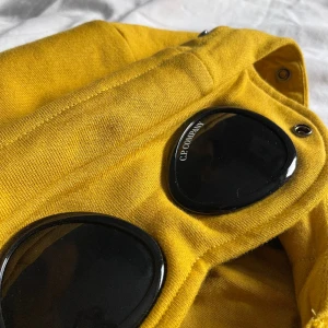 C.P Company Fleece - Säljer då den inte passar. Skick 9/10, knappast använd. Nypris 2400. Tags och qr för legit checka. Storlek XL. 