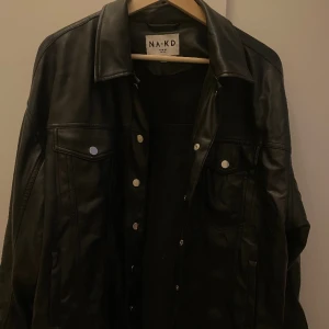 Jacka i skinnimation. - Jacka från NA-KD. I gott skick.