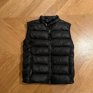 Svart PJS väst  - Säljer min PJS väst som har blivit för liten. Skick 7/10 men inga hål eller repor.  Nypris: 5200kr men säljer för 1290kr, dm för äktighets bevis  