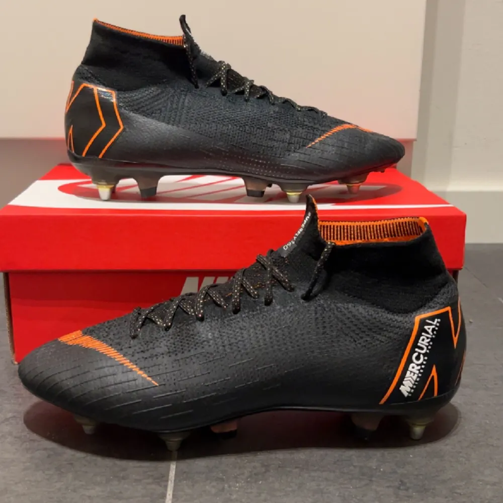 Nike Mercurial Superfly 6 Elite SG - Svart/Orange/Vit  Skick: 9,5/10 Storlek: 44 Pris: 2099kr  Fler bilder eller funderingar kom priv. Skor.