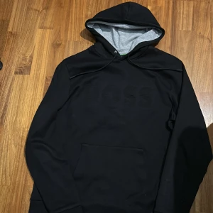 Boss Hoodie  - En helt ny äkta Boss hoodie som är andvänd 2-3 gånger är i ett helt nytt skick, köpt för 1700 kr  Priset kan diskuteras vid en snabb affär  Tveka inte på att skriva vid frågor eller likande 