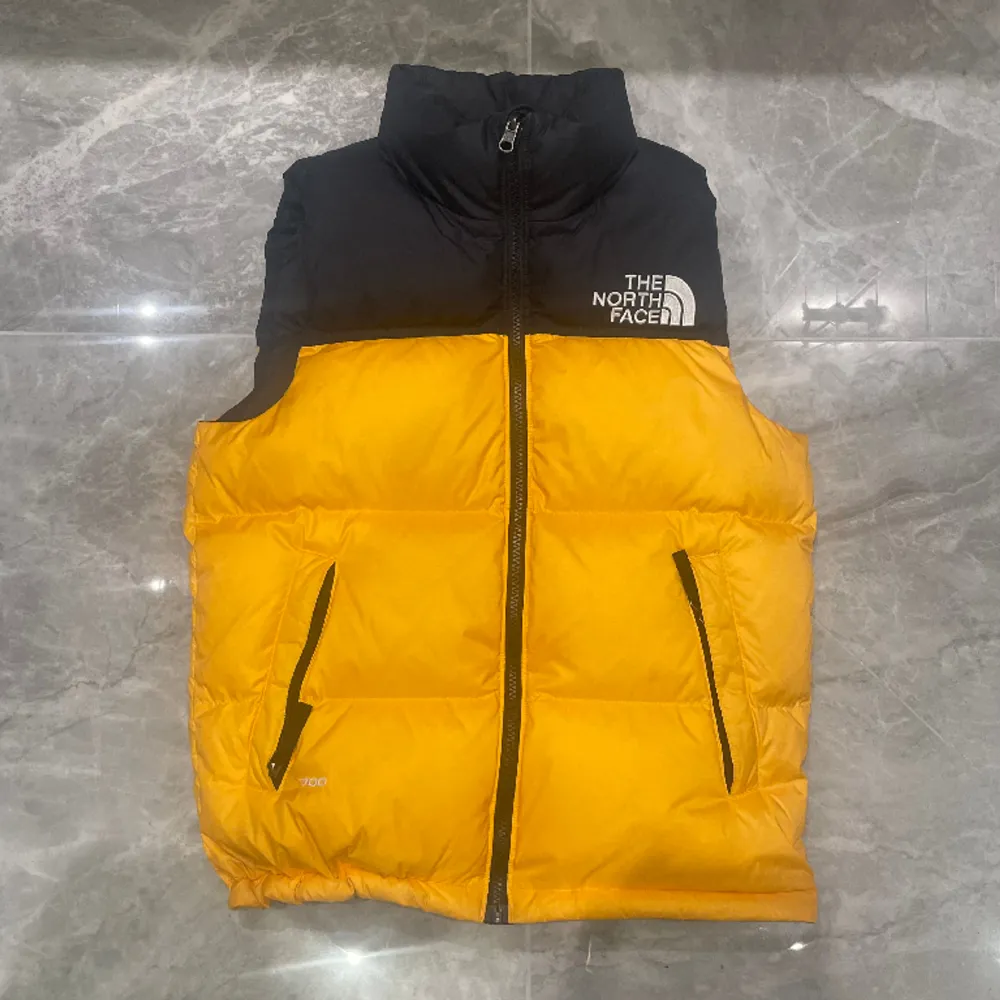 Säljer en Unik The North Face 1996 Retro Nuptse Väst.. den är helt nyskick och kvitto finns. Säljer för knappt använt den. Den är Köpt helt ny för cirka 3000kr. STORLEK LARGE i JUNIOR STORLEK som motsvarar XS/S i HERR STORLEK. Pris kan diskuteras.. Jackor.