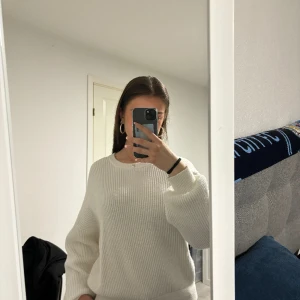 Stickad tröja  - Säljer en stickad tröja i storlek M, för 200kr🤍 lite knottrig men inget märkvärdigt. Ärmarna är puffiga och tröjan är otroligt mysig🦋