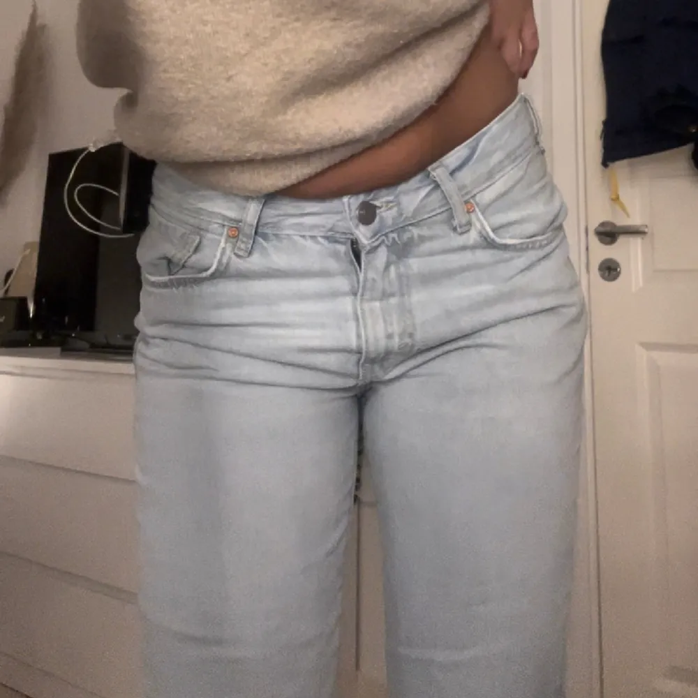 Lågmidjade blåa jeans från bikbok, passar mig som är 170 lång och har oftast S eller M i jeans! . Jeans & Byxor.