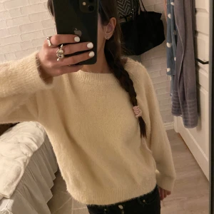 Stickad tröja  - Beige stickad tröja, säljer för att jag har flera 💘