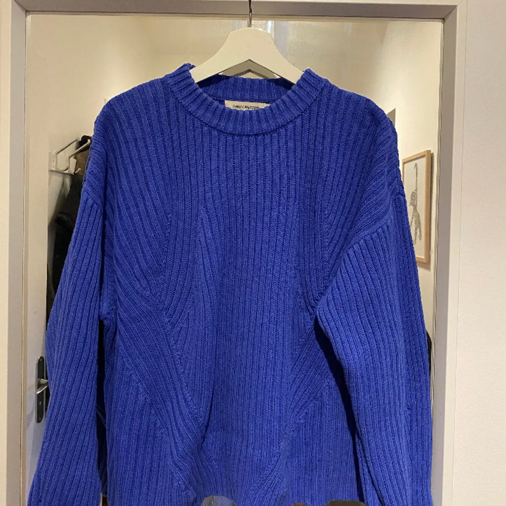 Säljer denna våriga, fina tröja från Carin Wester i storlek M. Tröjan är väldigt sparsamt använd och i fint skick.. Tröjor & Koftor.
