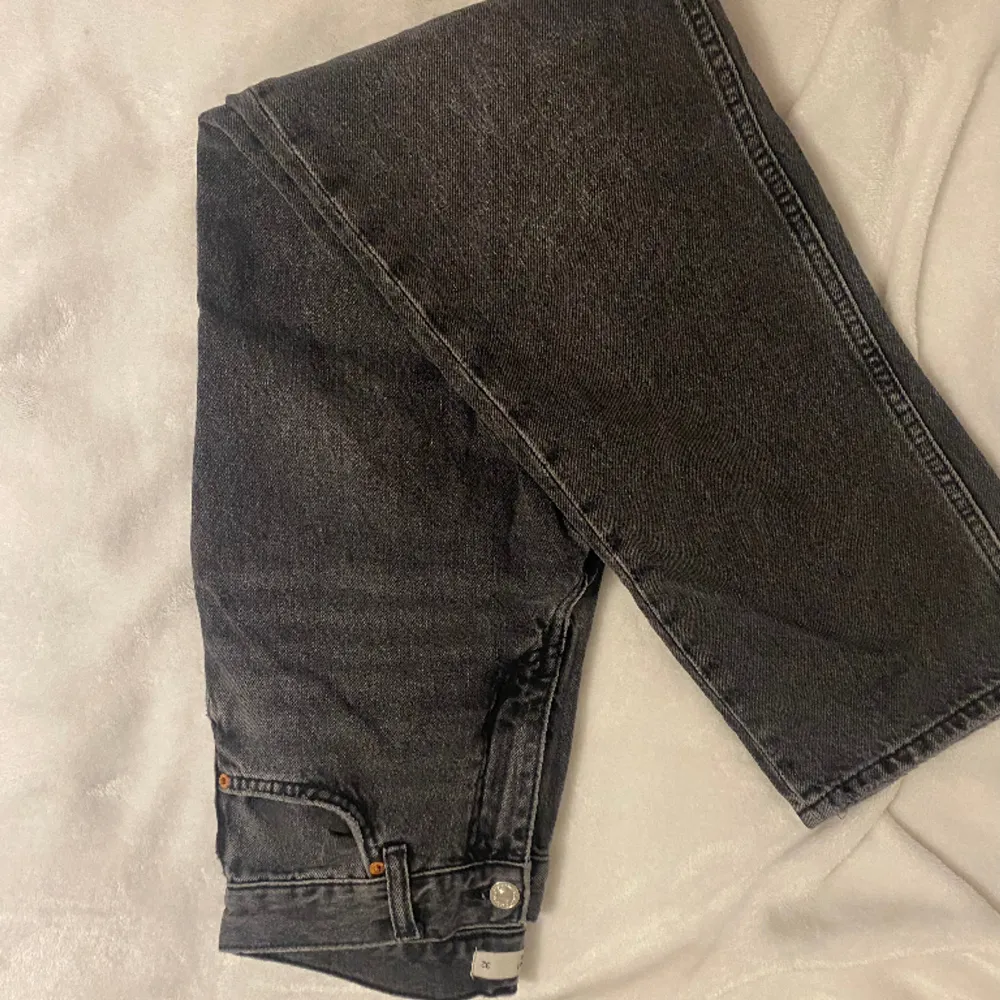 Low waist straigth jeans från Gina i färgen svartgrå Knappt använda så  ny skick Nypris 499kr. Jeans & Byxor.